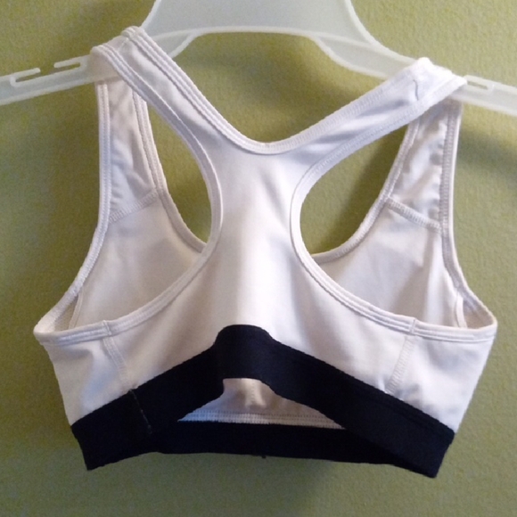 Womans XS Nike Dri-Fit Black and White Sports Bra for Ultimate Comfort - Picture 4 of 4